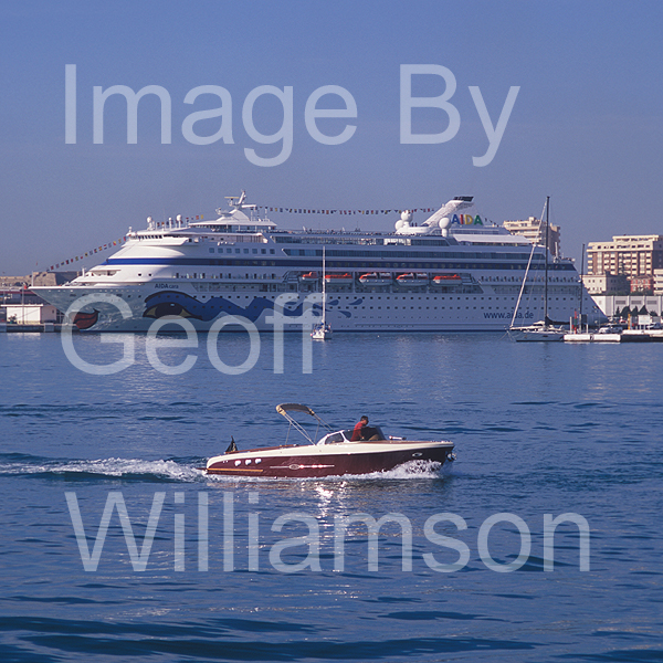 GW32410-60 = Boat Show Bound - motor launch with Cruise ship AIDAcara 